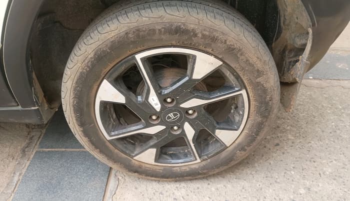 2025 Tata PUNCH Creative Plus (S) AMT, Petrol, Automatic, 4,885 km, tyre