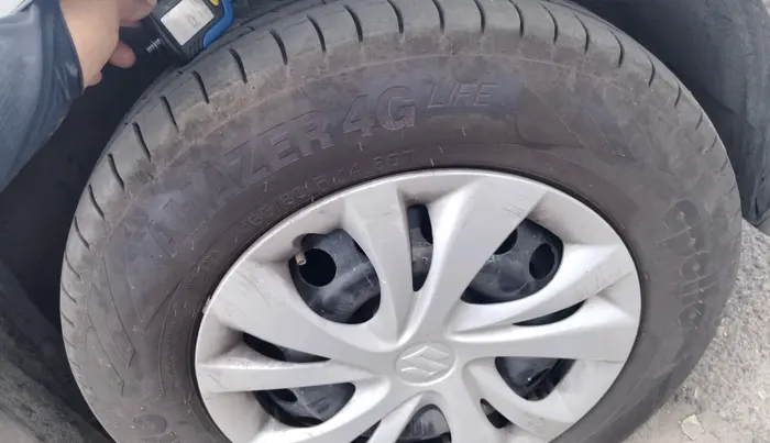 2015 Maruti Swift LXI, CNG, Manual, 1,21,896 km, tyre