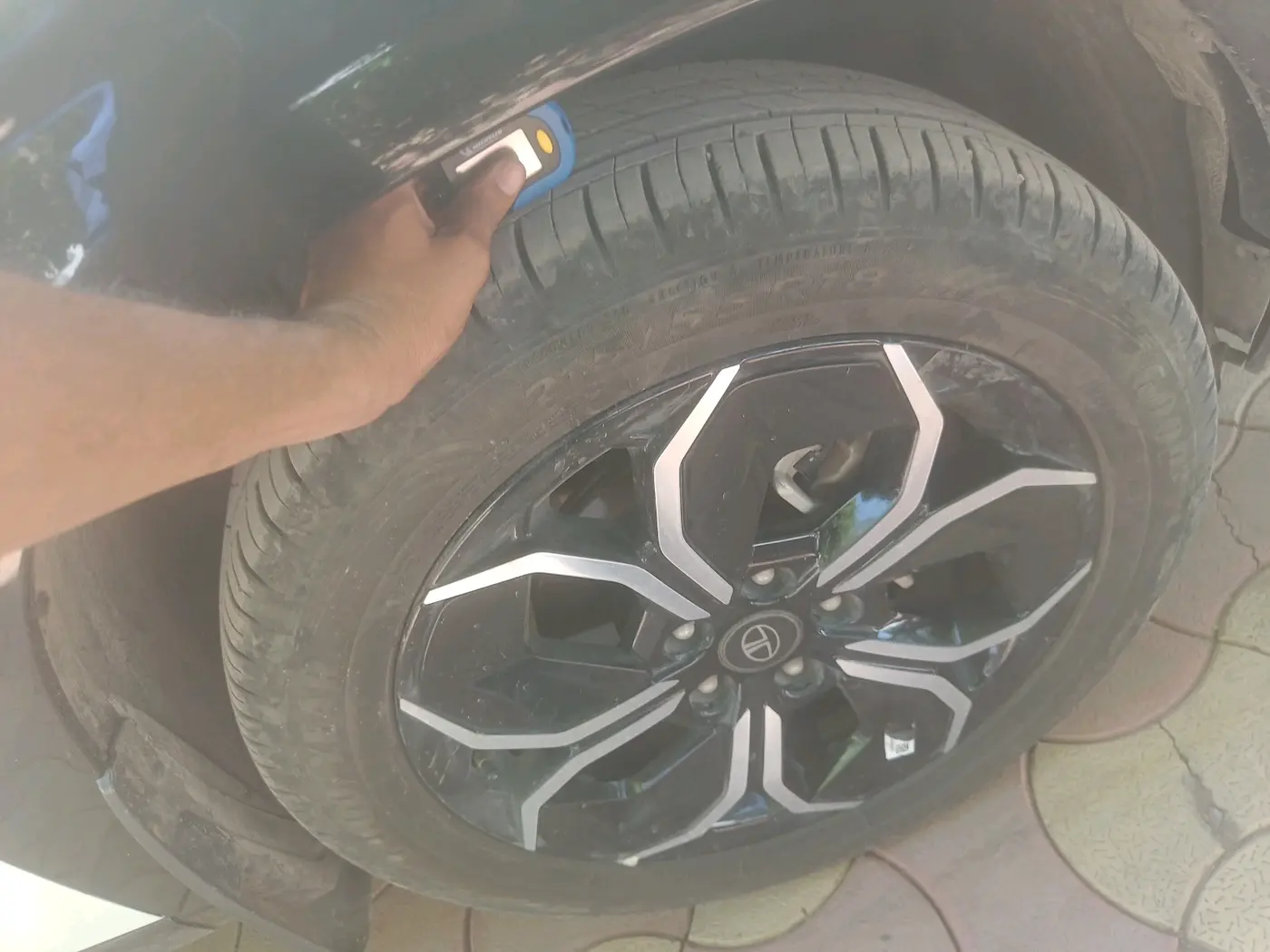 2025 Tata Curvv Accomplished S 1.5 Diesel 7DCA, Diesel, Automatic, 27,109 km, tyre