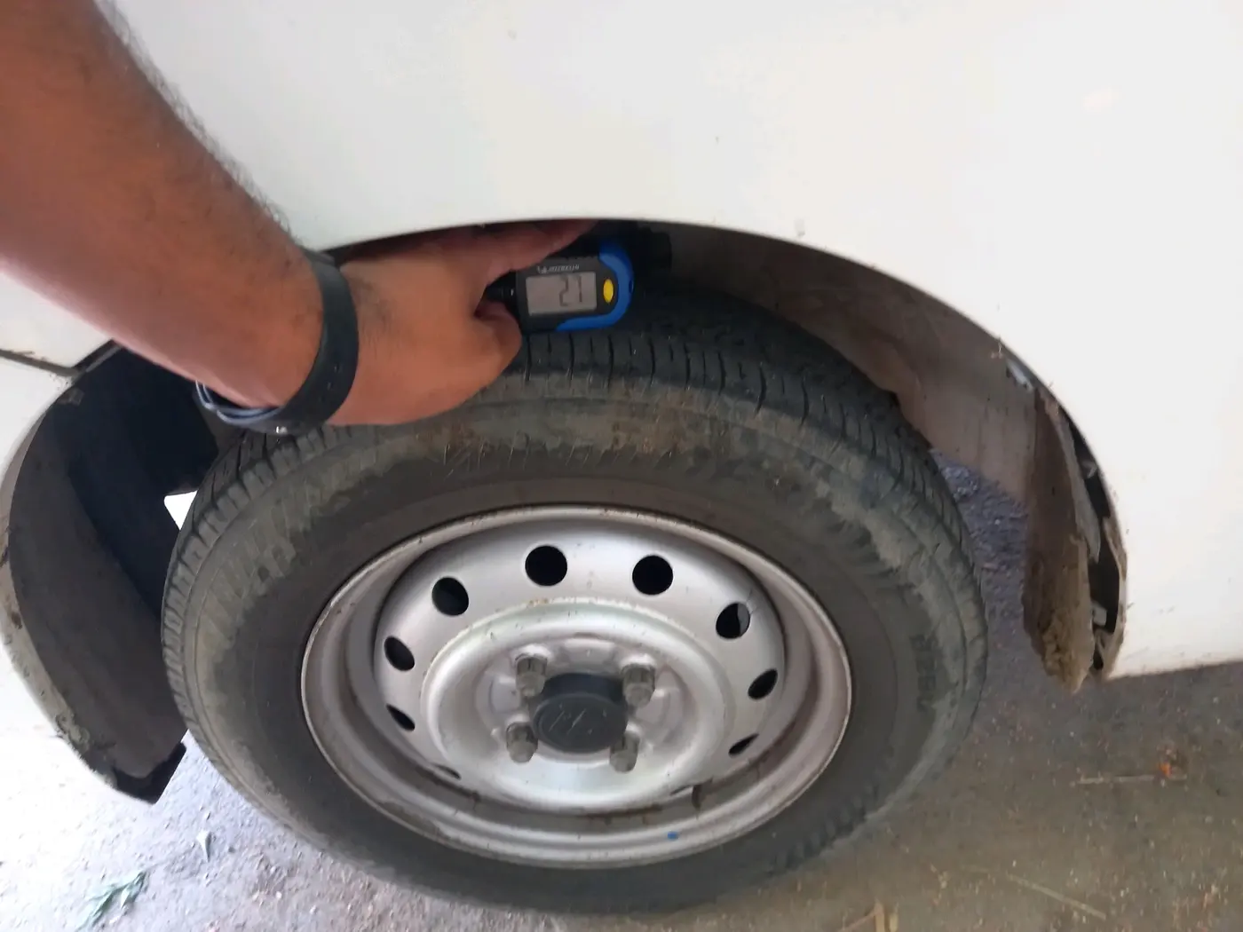 2014 Maruti Wagon R 1.0 LXI, CNG, Manual, 1,18,574 km, tyre