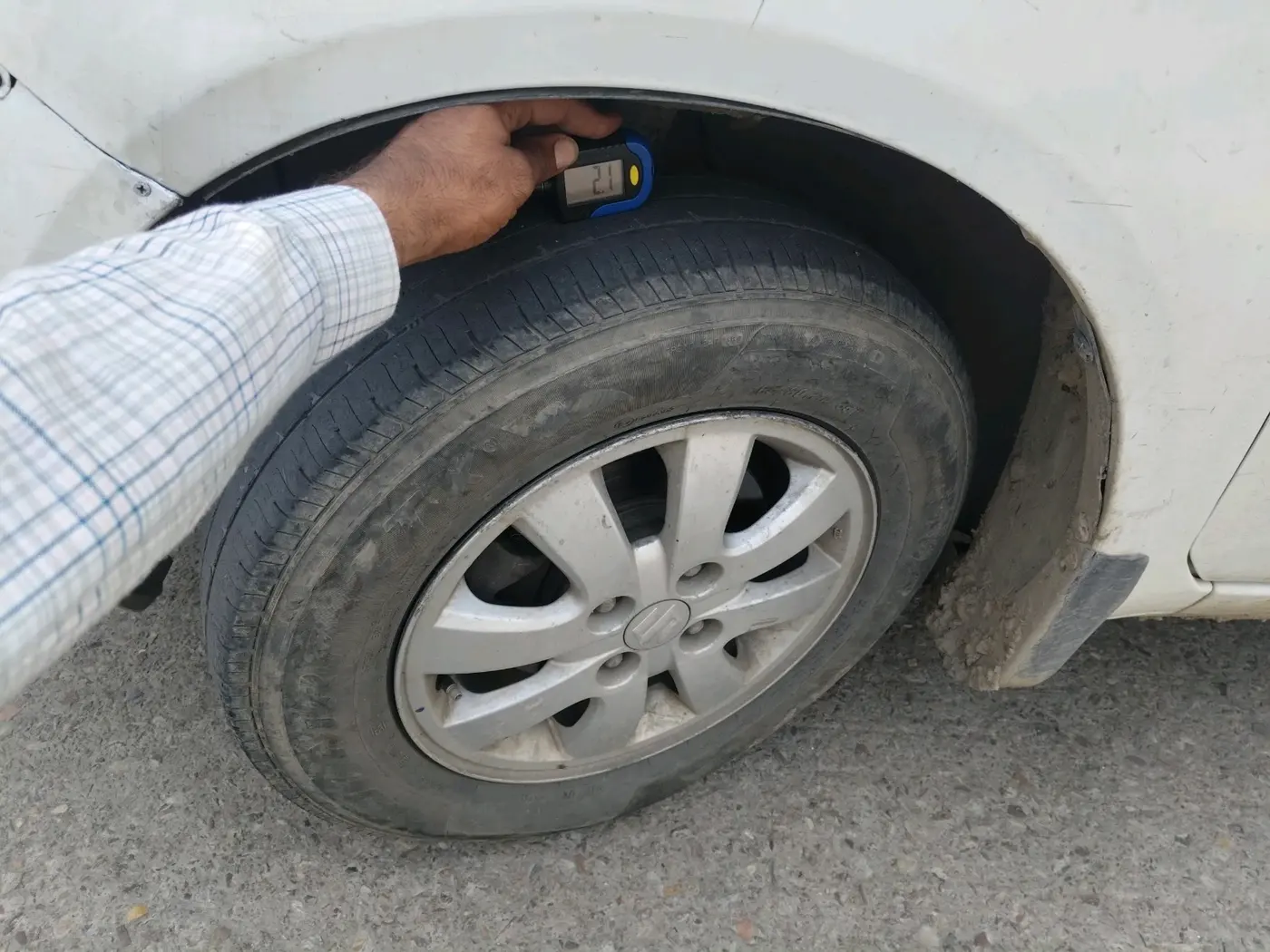 2013 Maruti Ritz ZXI, CNG, Manual, 1,30,818 km, tyre
