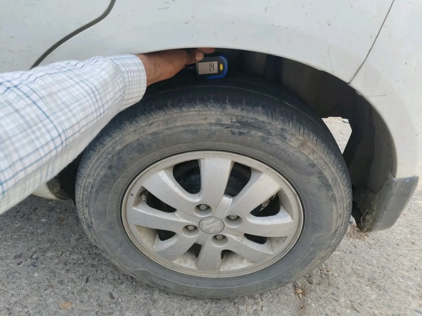 2013 Maruti Ritz ZXI, CNG, Manual, 1,30,818 km, tyre