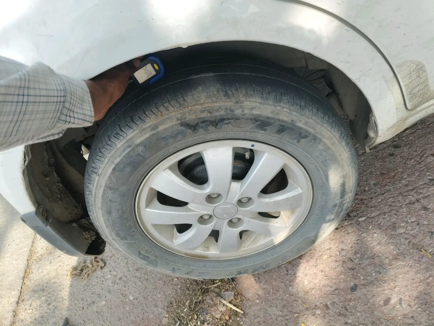 2013 Maruti Ritz ZXI, CNG, Manual, 1,30,818 km, tyre