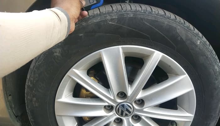 2015 Volkswagen Vento HIGHLINE 1.5 AT, Diesel, Automatic, 1,76,463 km, tyre