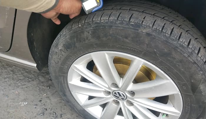 2015 Volkswagen Vento HIGHLINE 1.5 AT, Diesel, Automatic, 1,76,463 km, tyre