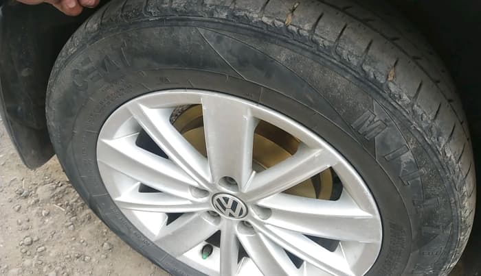 2015 Volkswagen Vento HIGHLINE 1.5 AT, Diesel, Automatic, 1,76,463 km, tyre