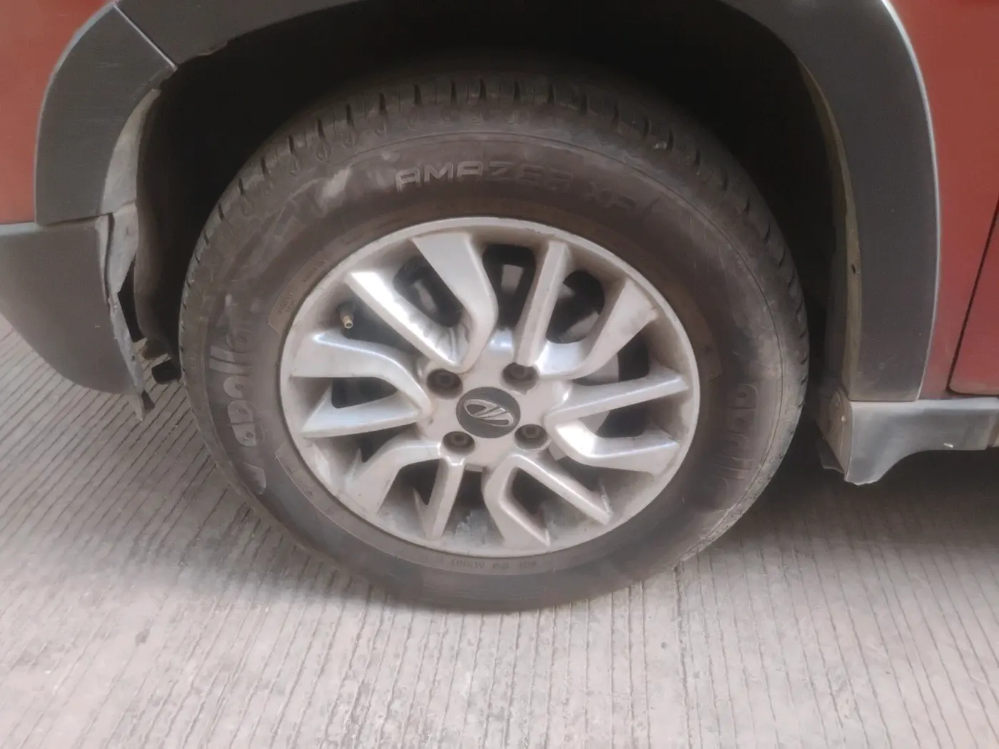 2017 Mahindra Kuv100 K6 6 STR, Petrol, Manual, 40,198 km, tyre