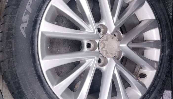 2016 Toyota Camry HYBRID, Hybrid, Automatic, 94,842 km, tyre