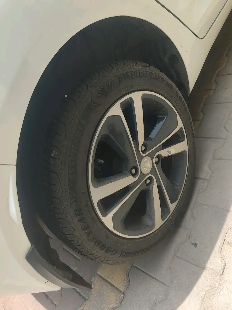 2022 Tata ALTROZ XZA PLUS, Petrol, Automatic, 15,826 km, tyre