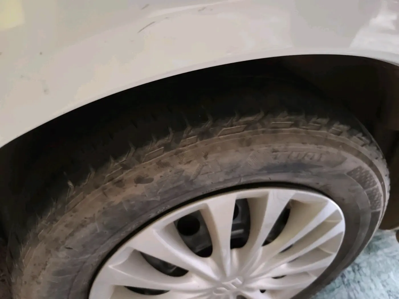 2011 Maruti SX4 VXI, CNG, Manual, 1,01,146 km, tyre