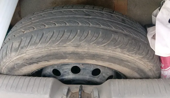 2011 Hyundai i10 MAGNA 1.2, CNG, Manual, 90,887 km, tyre