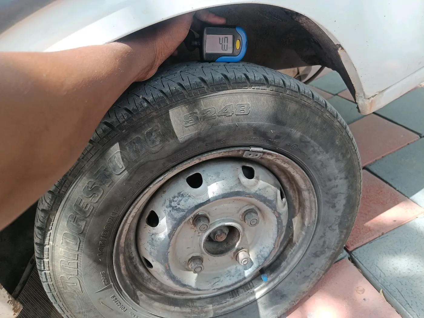 2014 Maruti OMNI E STD, CNG, Manual, 88,063 km, tyre