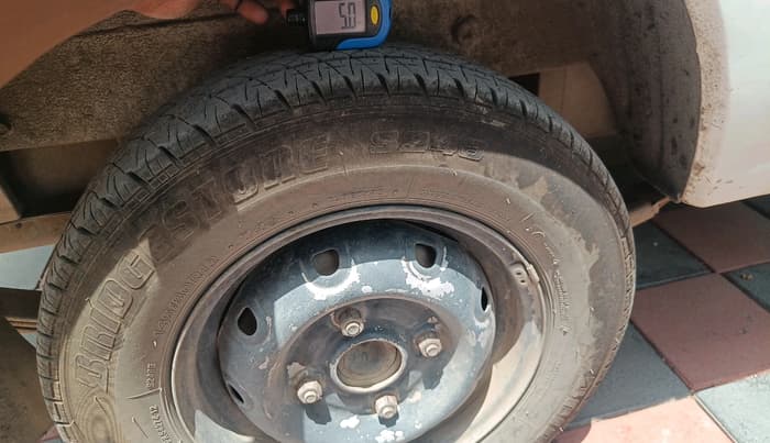 2014 Maruti OMNI E STD, CNG, Manual, 88,063 km, tyre