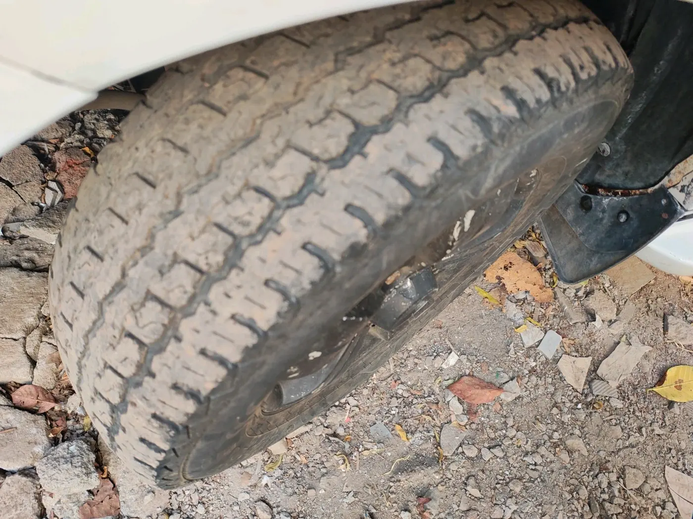 2013 Tata Safari Storme 2.2 VX 4X2, Diesel, Manual, 1,22,524 km, tyre