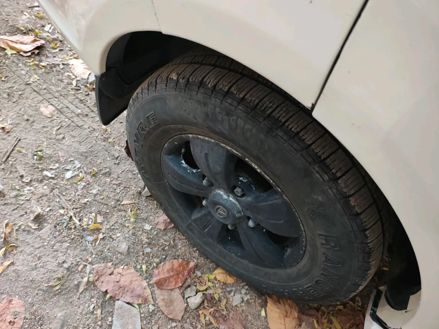 2013 Tata Safari Storme 2.2 VX 4X2, Diesel, Manual, 1,22,524 km, tyre