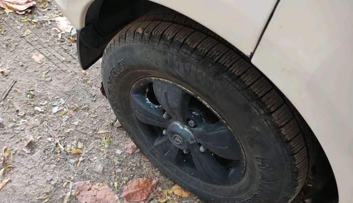 2013 Tata Safari Storme 2.2 VX 4X2, Diesel, Manual, 1,22,524 km, tyre