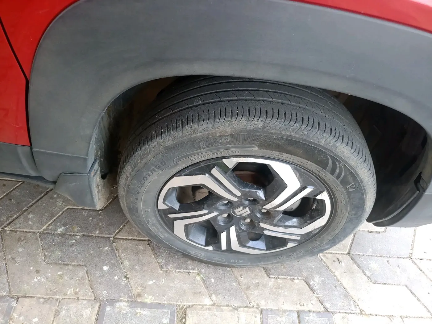 2022 Maruti BREZZA ZXI + SMART HYBRID, Petrol, Manual, 42,348 km, tyre