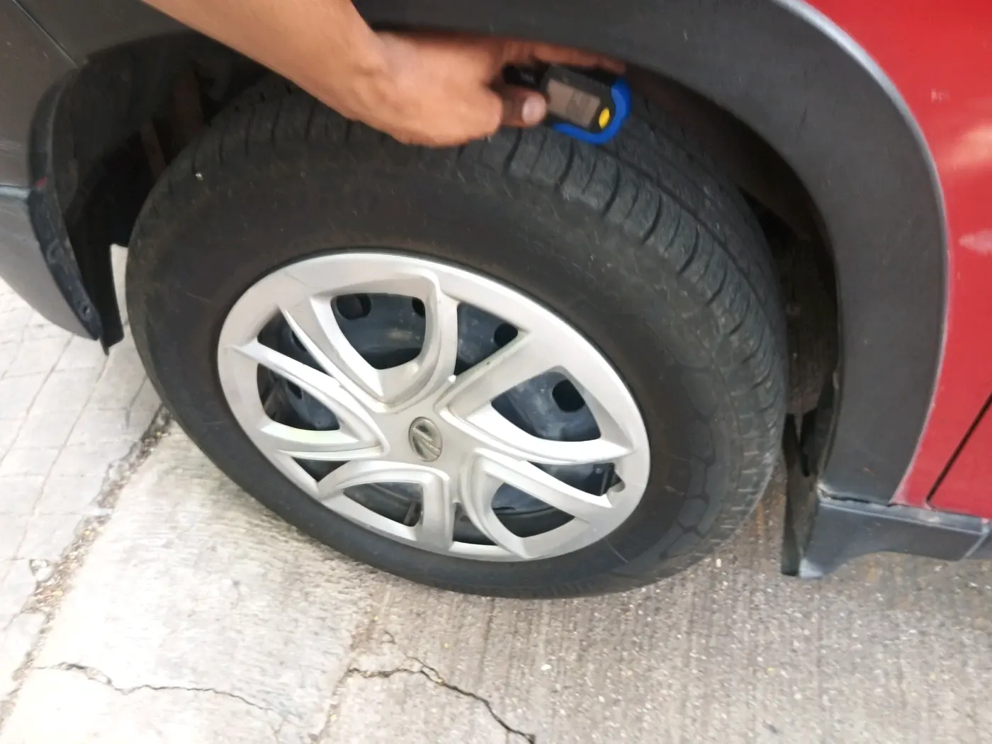 2017 Mahindra Kuv100 K4 6 STR, Petrol, Manual, 75,255 km, tyre