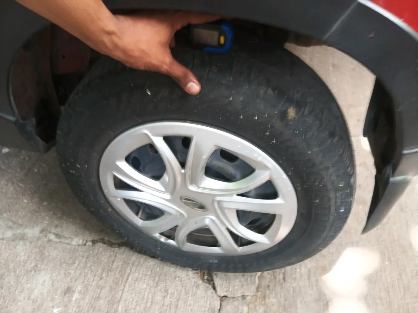 2017 Mahindra Kuv100 K4 6 STR, Petrol, Manual, 75,255 km, tyre