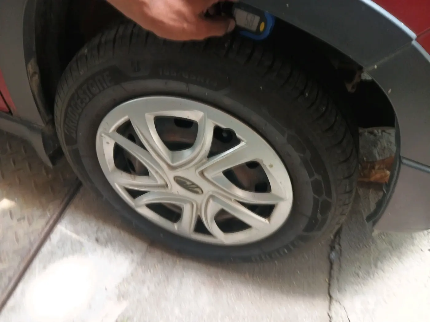 2017 Mahindra Kuv100 K4 6 STR, Petrol, Manual, 75,255 km, tyre