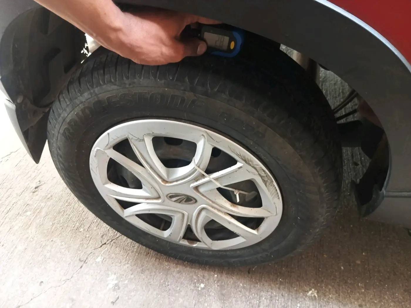 2017 Mahindra Kuv100 K4 6 STR, Petrol, Manual, 75,255 km, tyre