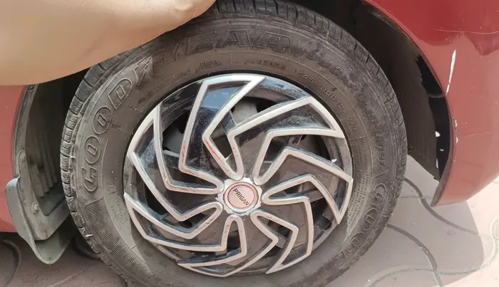 2014 Hyundai Eon ERA +, CNG, Manual, 95,718 km, tyre