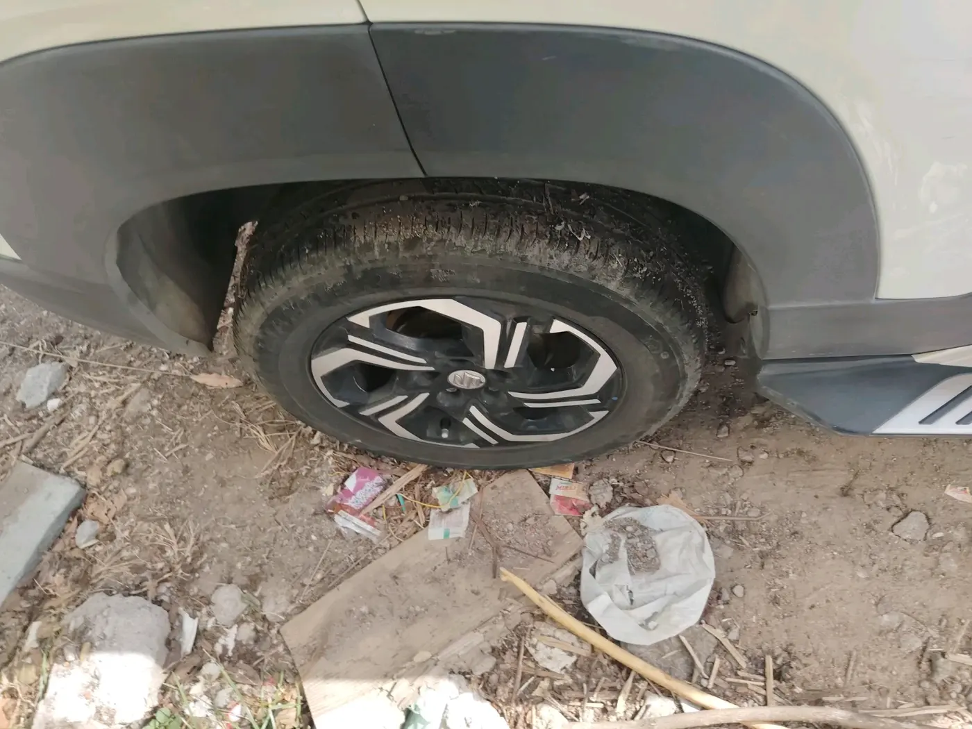 2023 Maruti BREZZA VXI SMART HYBRID, Petrol, Manual, 86,758 km, tyre
