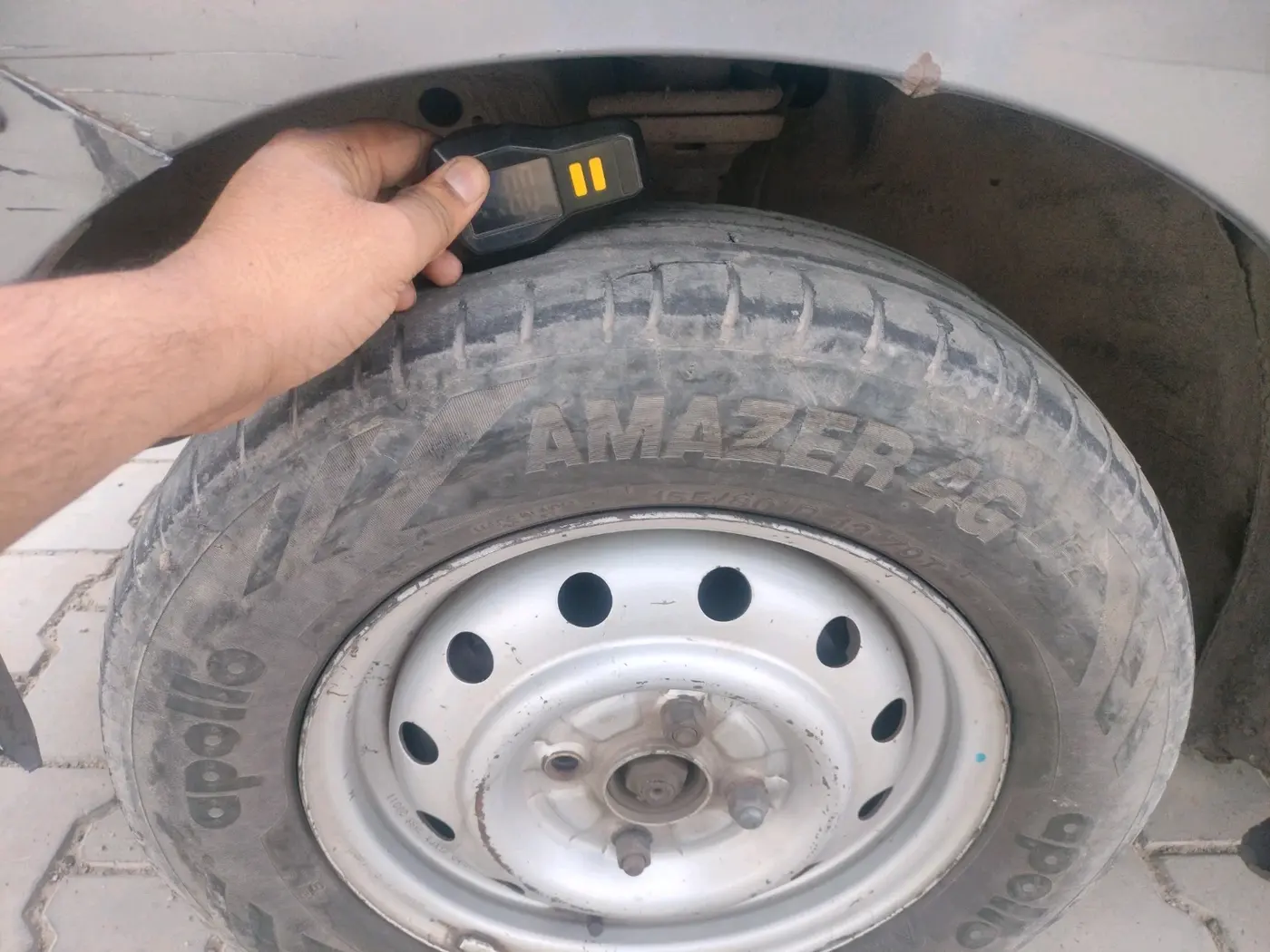 2011 Maruti Wagon R 1.0 LXI, CNG, Manual, 1,42,255 km, tyre