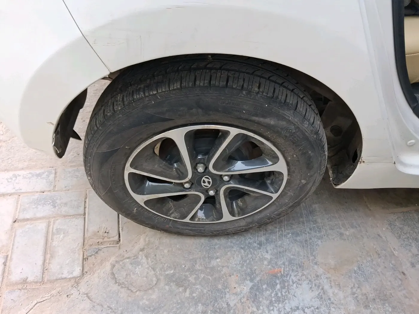 2017 Hyundai Grand i10 SPORTZ (O) AT 1.2 KAPPA VTVT, Petrol, Automatic, 47,200 km, tyre