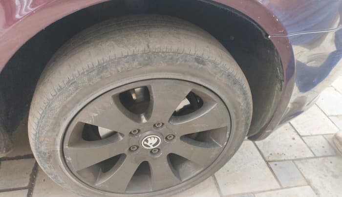 2012 Skoda Laura AMBIENTE 2.0 TDI CR MT, Diesel, Manual, 1,11,520 km, tyre