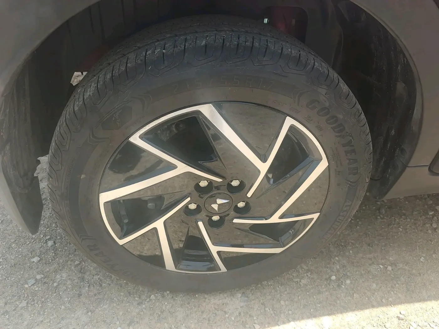 2024 Mahindra XUV 3XO AX7 1.2 TGDi, Petrol, Manual, 8,987 km, tyre