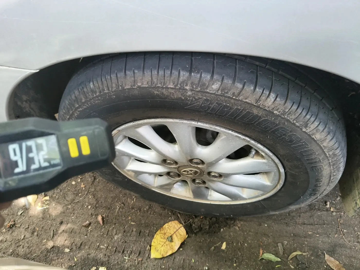 2012 Toyota Innova VX 2.5 7 STR, Diesel, Manual, 1,95,854 km, tyre