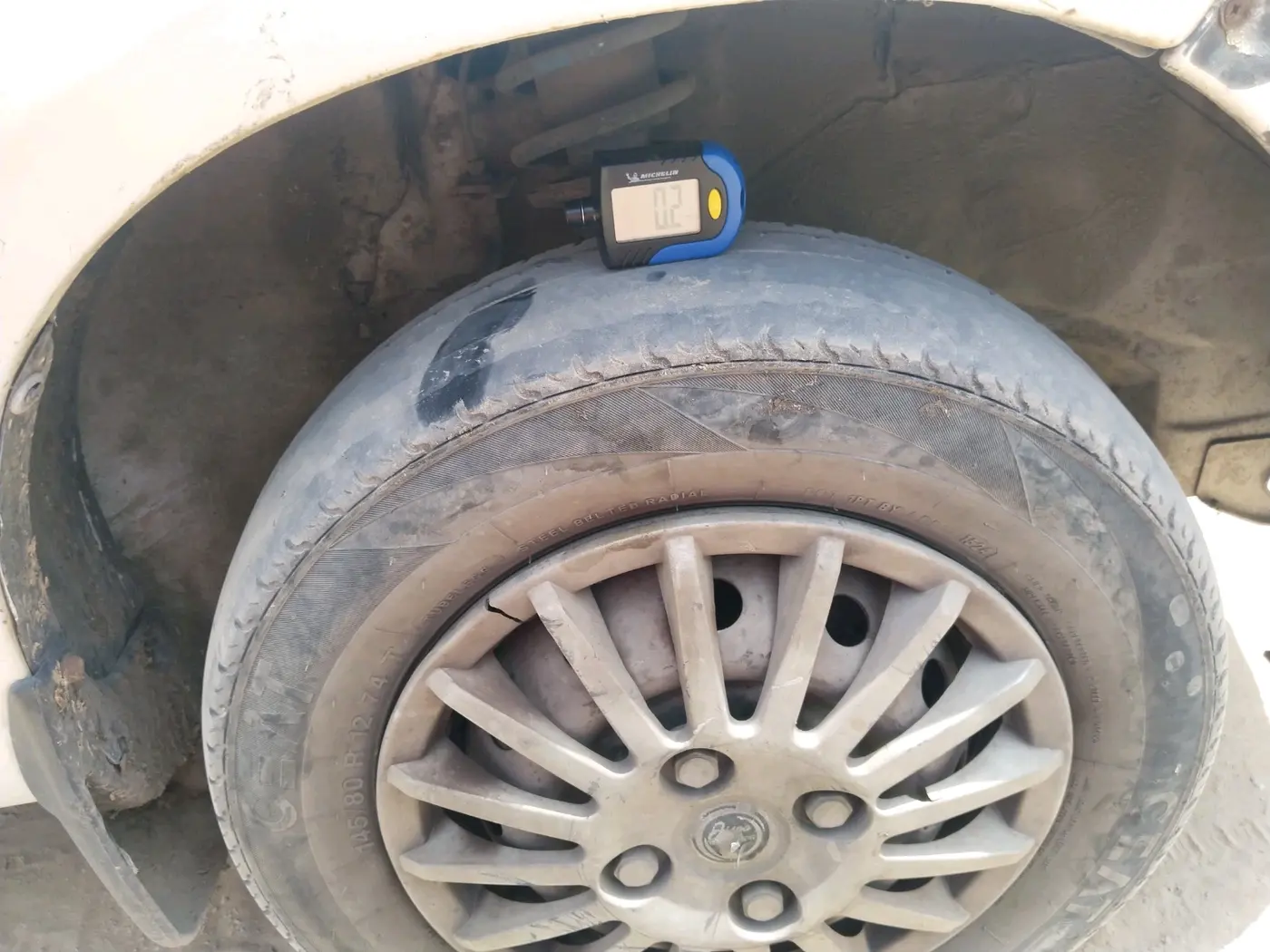 2011 Maruti Alto LX, CNG, Manual, 1,37,936 km, tyre