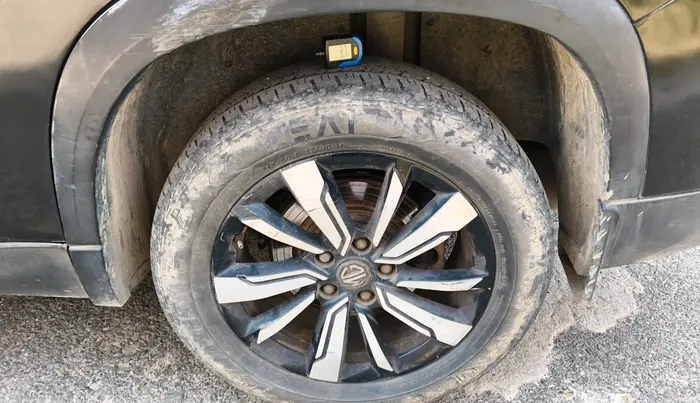 2019 MG HECTOR SMART HYBRID 1.5 PETROL, Petrol, Manual, 1,59,513 km, tyre