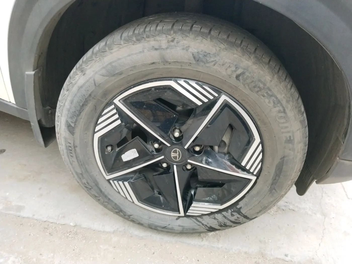2023 Tata NEXON FEARLESS + SUNROOF DCA DUAL TONE 1.2 PETROL, Petrol, Automatic, 19,209 km, tyre