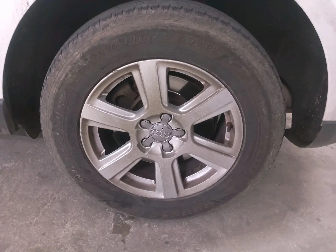 2010 Audi Q5 3.0 TDI QUATTRO, Diesel, Automatic, 1,57,649 km, tyre
