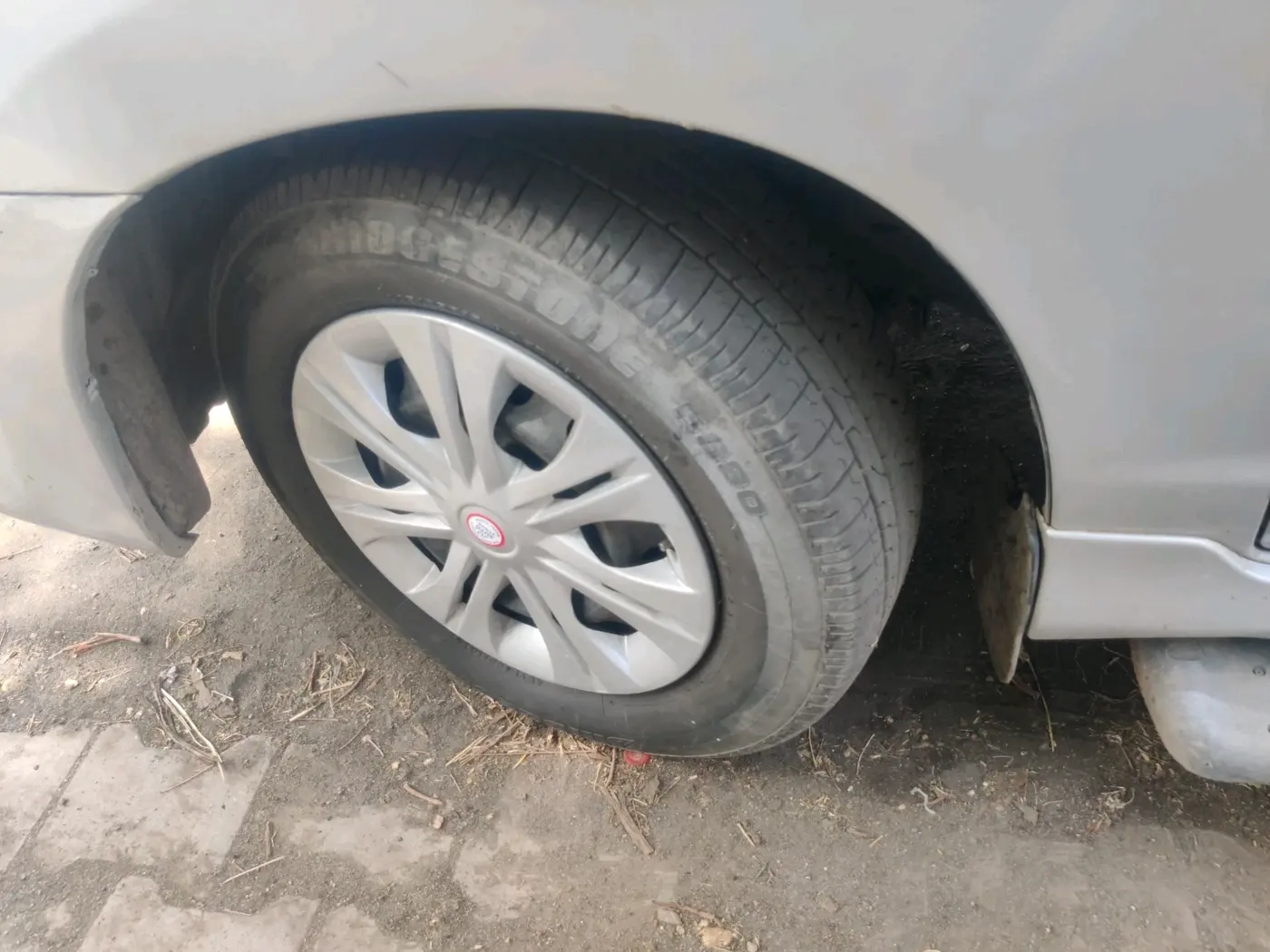 2012 Toyota Innova GX 2.5 7 STR, Diesel, Manual, 2,72,164 km, tyre
