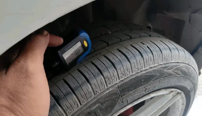 2019 Maruti Swift VXI, CNG, Manual, 1,05,694 km, tyre