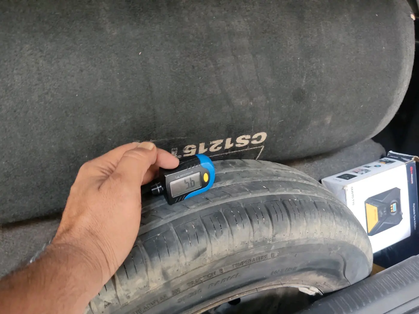 2019 Maruti Swift VXI, CNG, Manual, 1,05,694 km, tyre