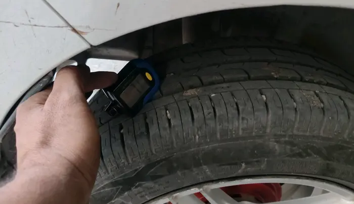 2019 Maruti Swift VXI, CNG, Manual, 1,05,694 km, tyre