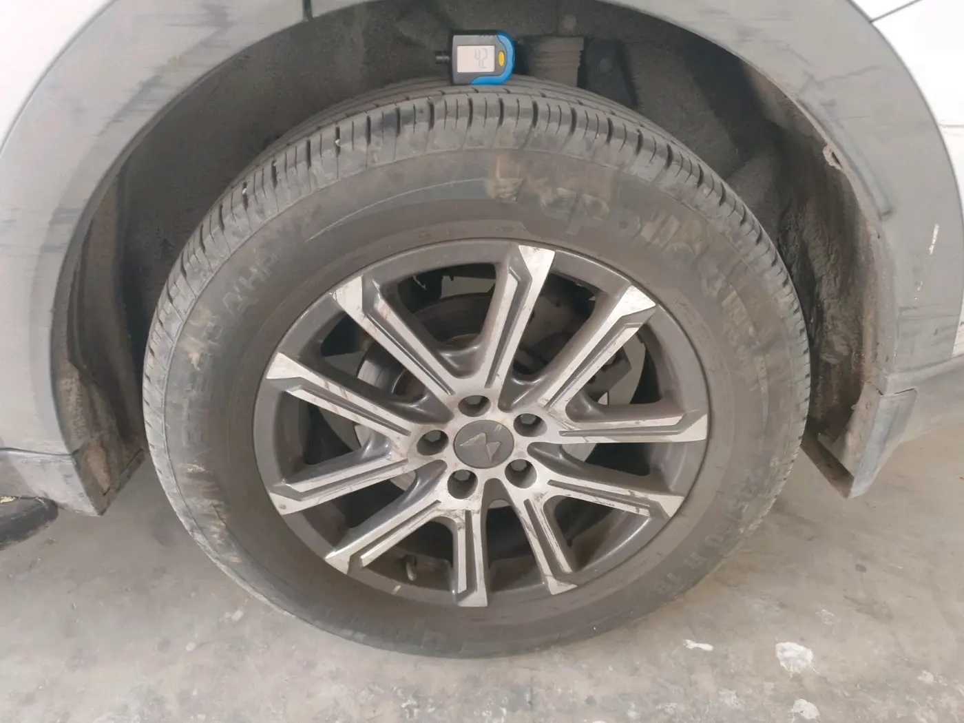 2022 Mahindra XUV700 AX 7 LUXURY P AT 7 STR, Petrol, Automatic, 31,426 km, tyre