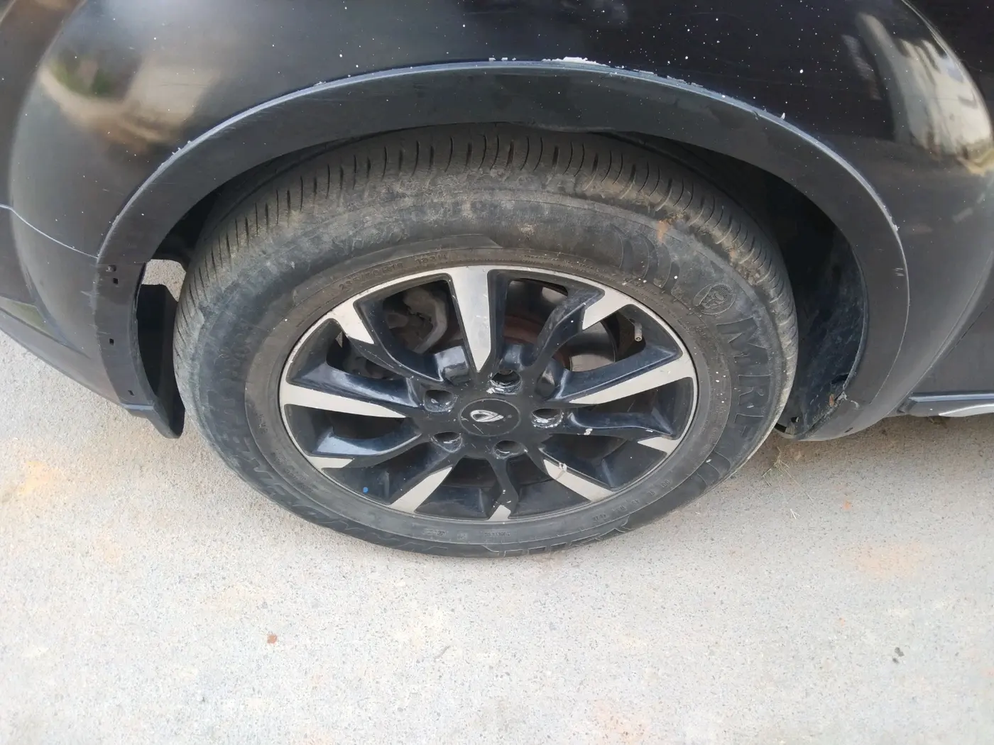 2019 Mahindra XUV500 W11, Diesel, Manual, 1,96,502 km, tyre