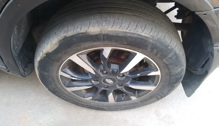2019 Mahindra XUV500 W11, Diesel, Manual, 1,96,502 km, tyre