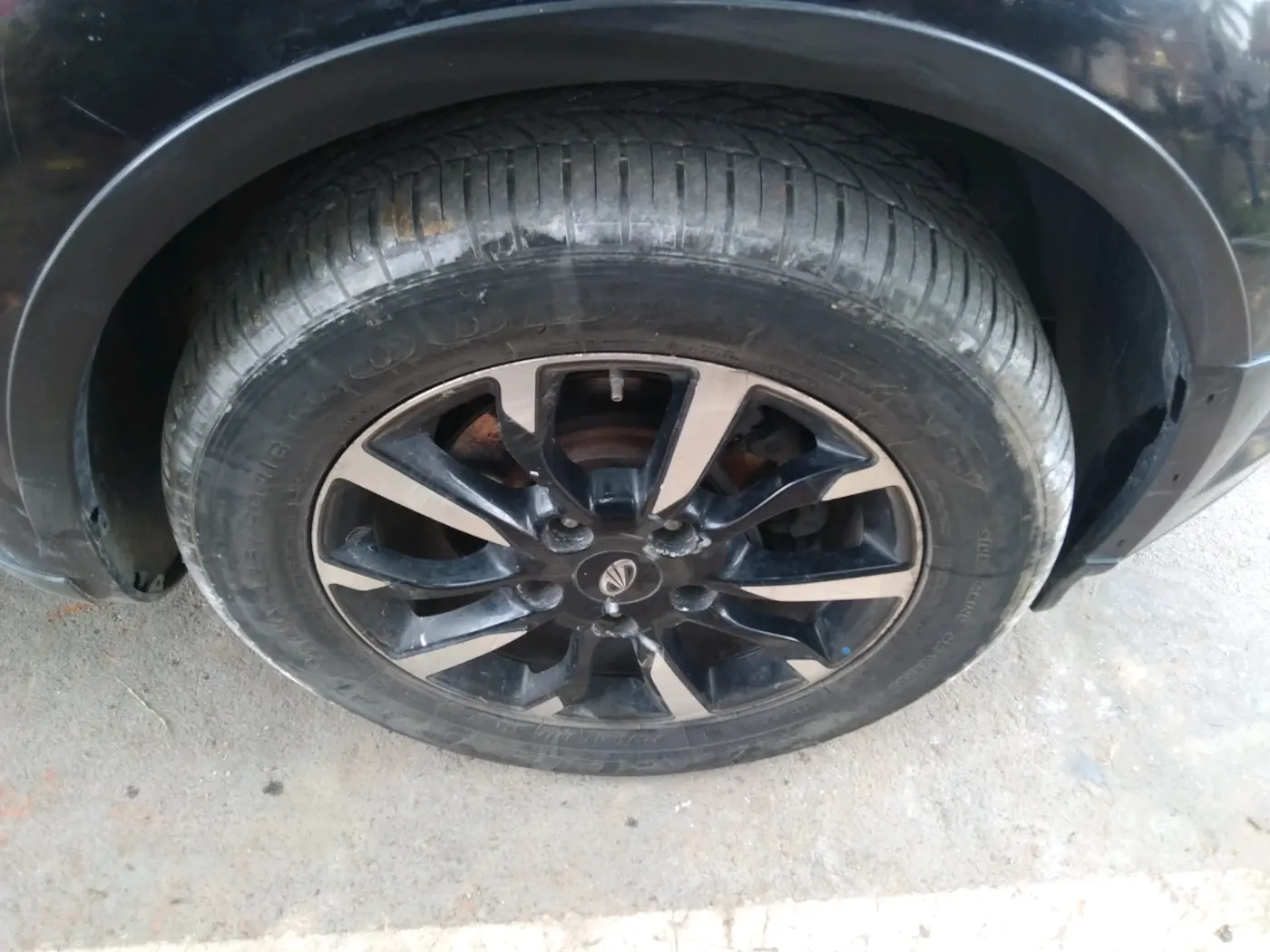 2019 Mahindra XUV500 W11, Diesel, Manual, 1,96,502 km, tyre