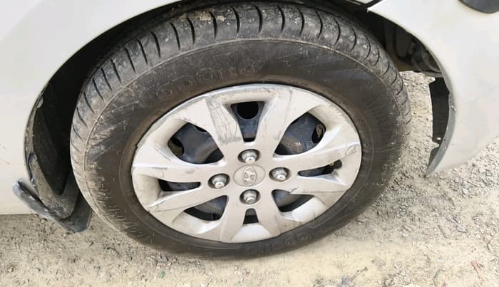 2015 Hyundai Eon SPORTZ, Petrol, Manual, 79,066 km, tyre