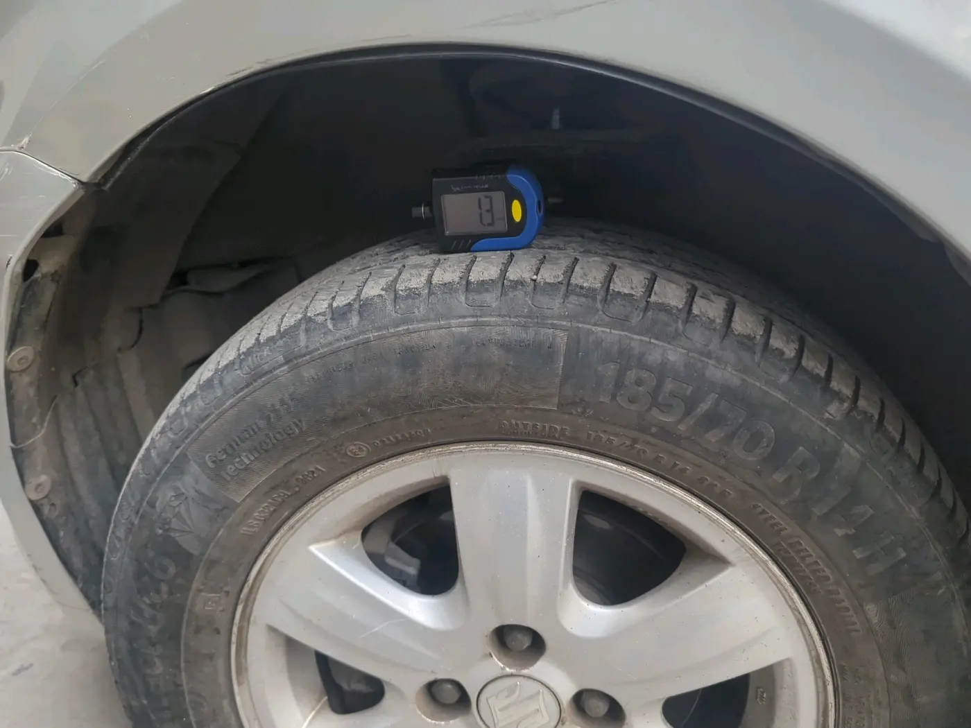 2011 Maruti Swift Dzire ZXI, Petrol, Manual, 1,72,668 km, tyre