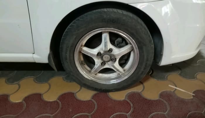 2011 Chevrolet Aveo LS 1.4, Petrol, Manual, 1,08,300 km, tyre