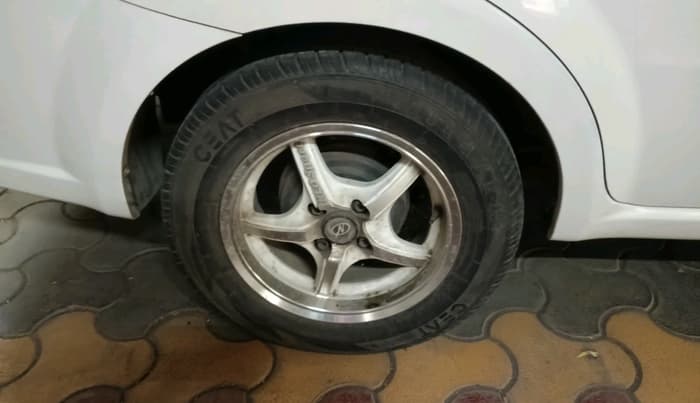 2011 Chevrolet Aveo LS 1.4, Petrol, Manual, 1,08,300 km, tyre