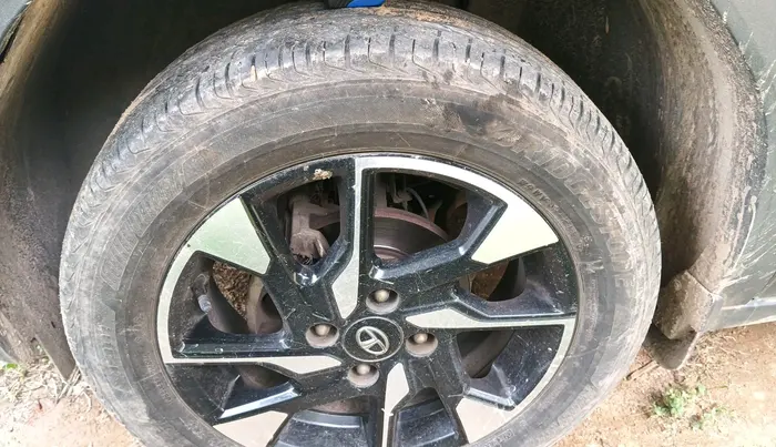 2022 Tata PUNCH ACCOMPLISHED MT, Petrol, Manual, 1,00,211 km, tyre