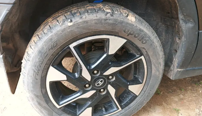 2022 Tata PUNCH ACCOMPLISHED MT, Petrol, Manual, 1,00,211 km, tyre